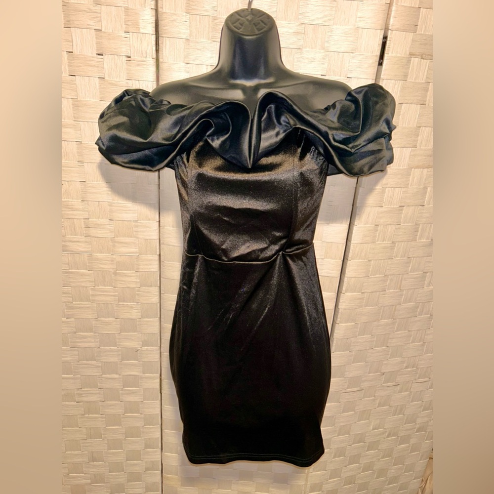 Elegant Black Ruffled Off-Shoulder Fitted Mini Dress